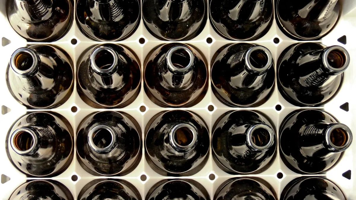 Leere Bierflaschen in einem Getränkekasten von oben