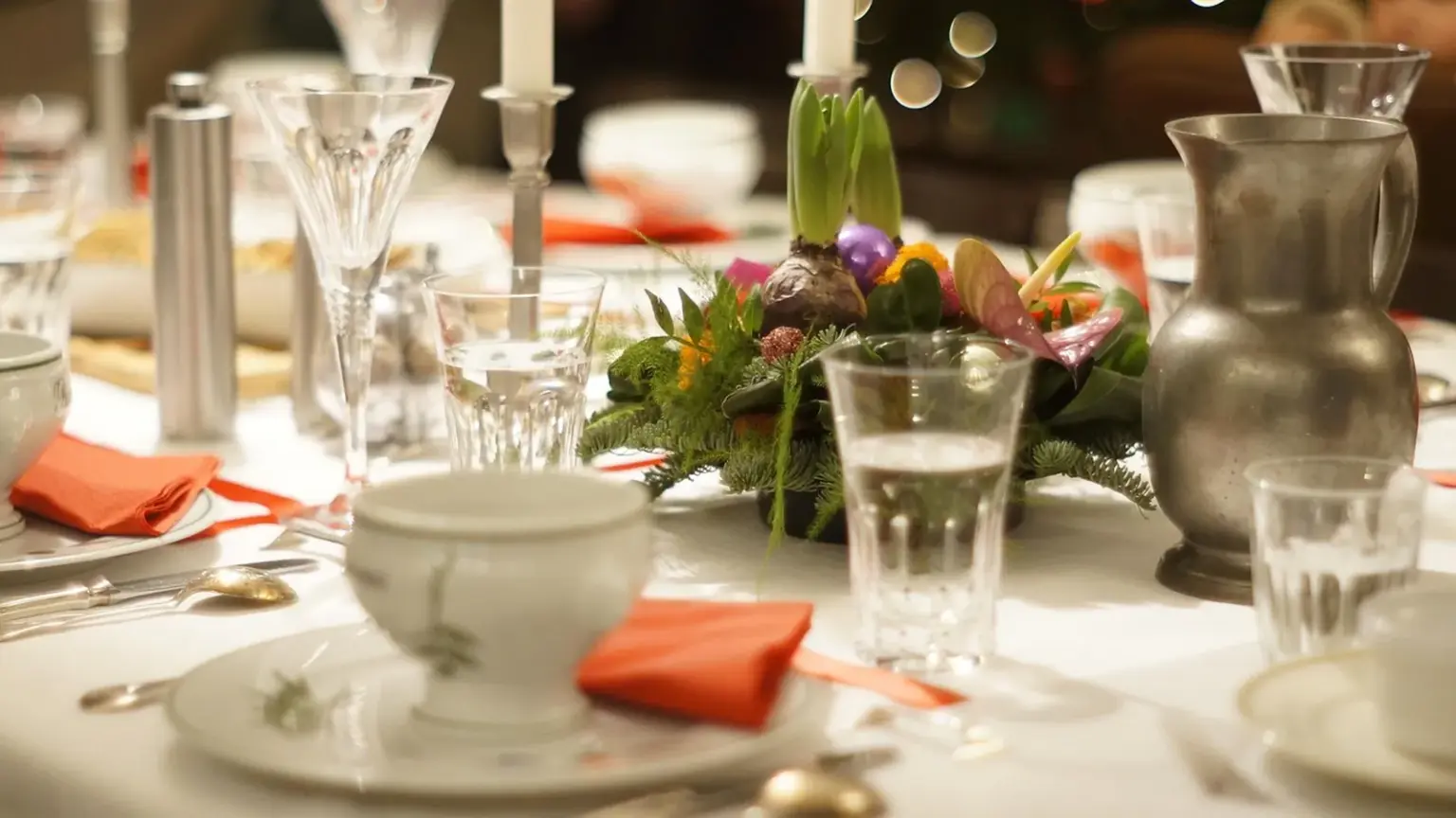 Weihnachtsfeier-Ideen für Firmen: Formate von klein bis groß Festlich gedeckter Tisch mit Weihnachtsdekoration